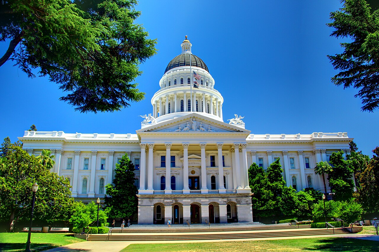 The front facade of the California State Capitol building in Sacramento